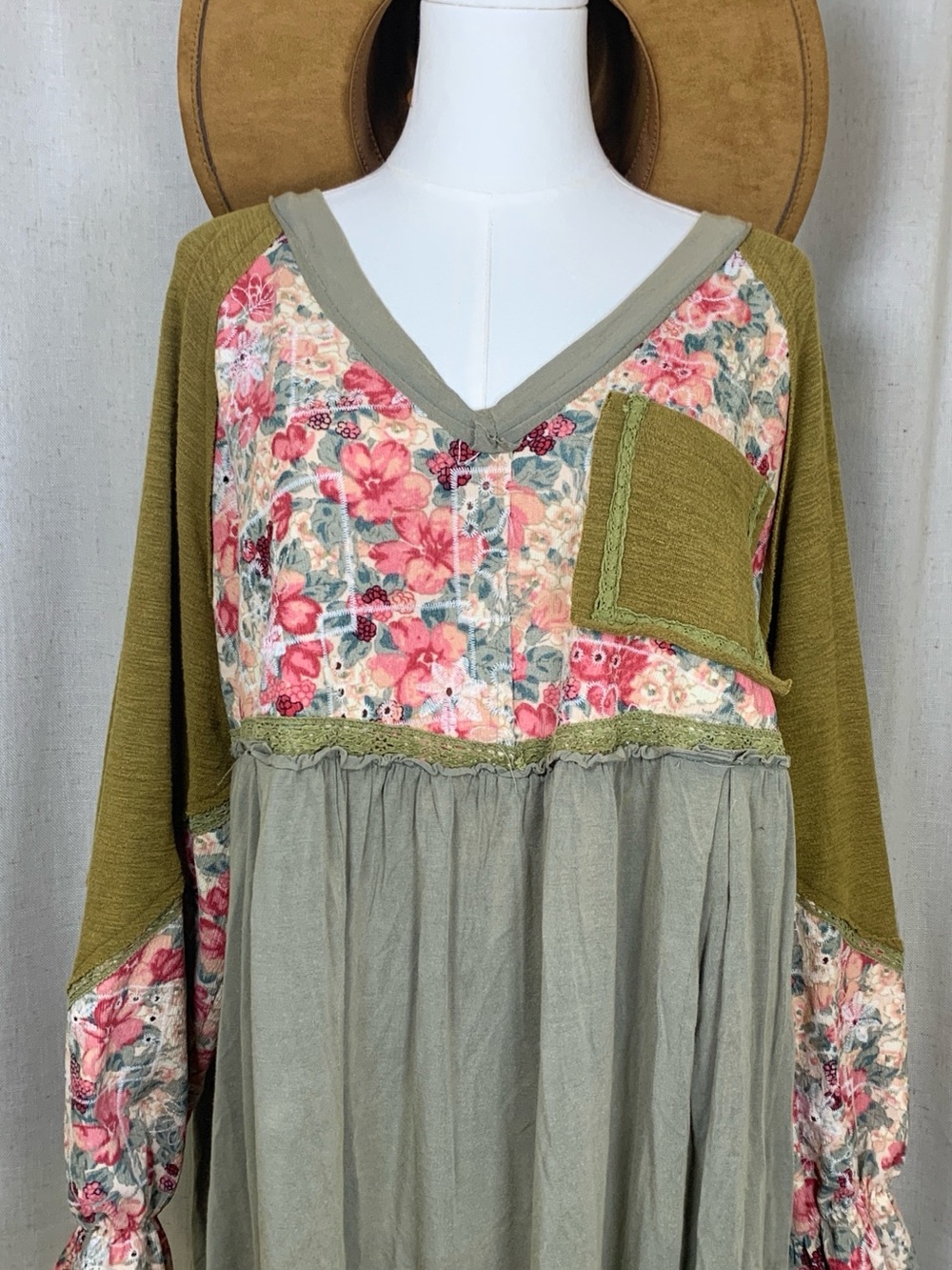 POL Floral Patchwork Boho Tunic Top Sage Green Sz L